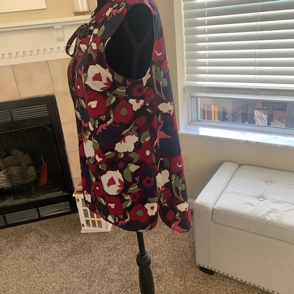 Floral sleeveless shirt. - Picture 3 of 6